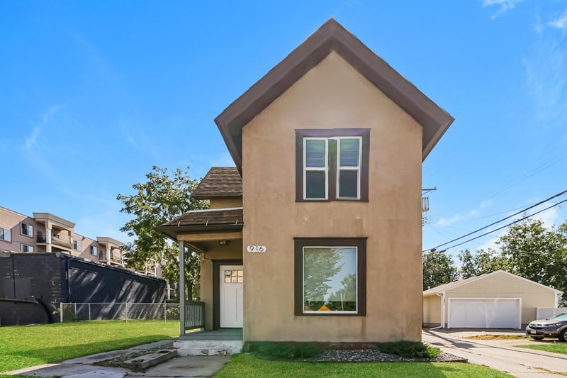 916 20th Ave NE, Minneapolis, MN 55418