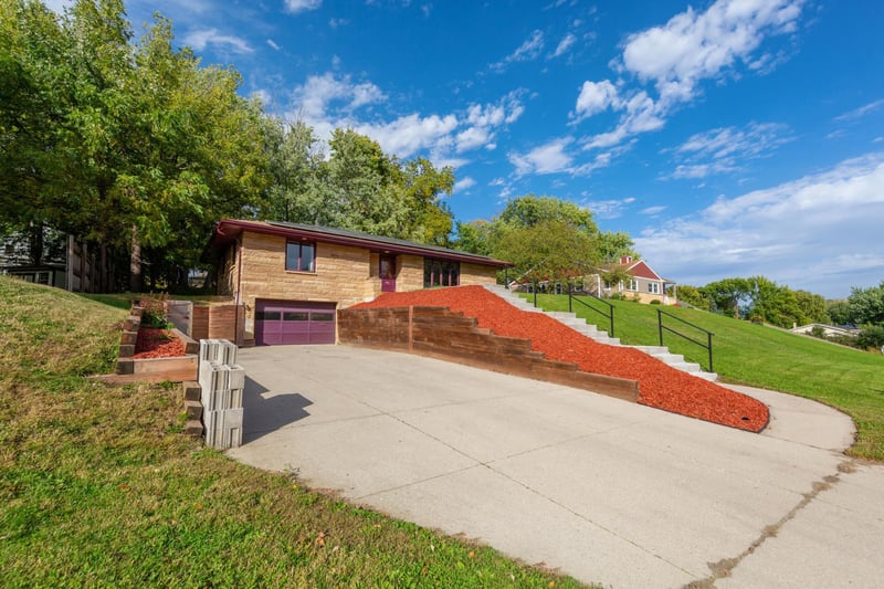 905 4th Ave SE, Waseca, MN 56093