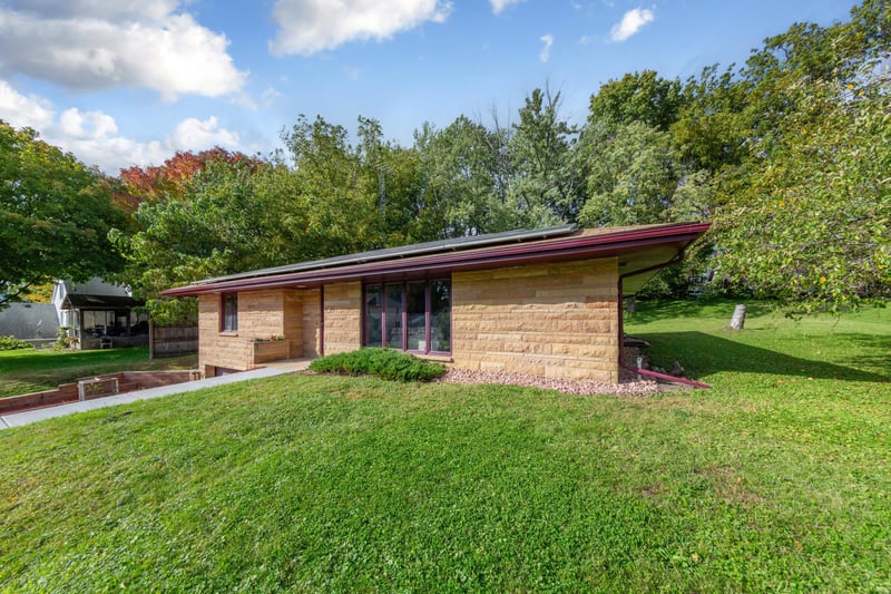 905 4th Ave SE, Waseca, MN 56093