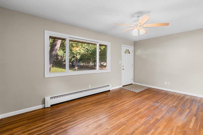 610 Grange Ave N, Oakdale, MN 55128