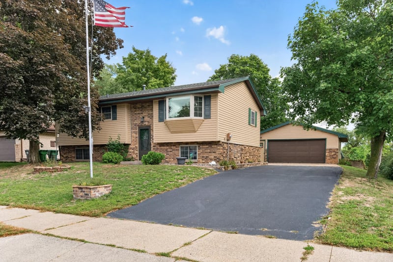 802 Charlotte Dr, Anoka, MN 55303