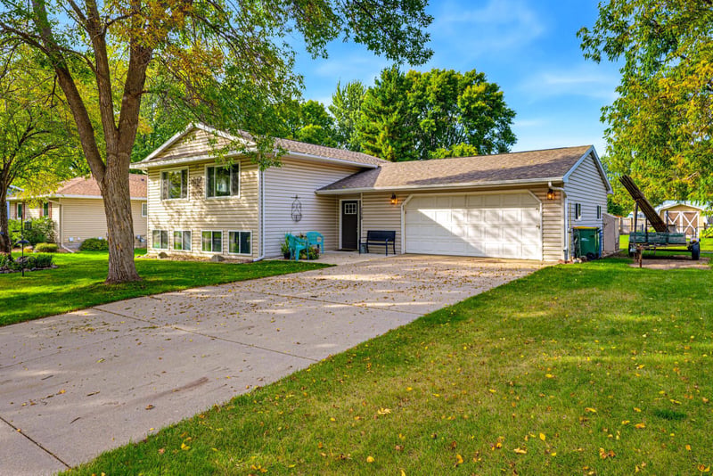 115 E Nelson St, Litchfield, MN 55355