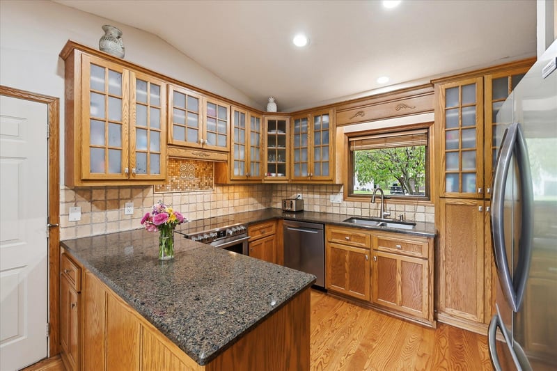 2523 Oak Ct, White Bear Lake, MN 55110