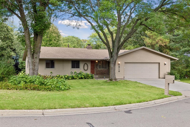 2716 Isle Royale Ct, Burnsville, MN 55337