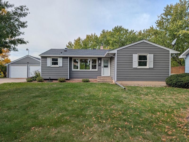 878 Hadley Ln N, Oakdale, MN 55128