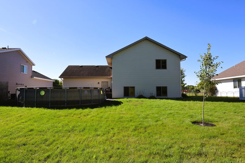 1733 Maple Leaf Ln, Litchfield, MN 55355