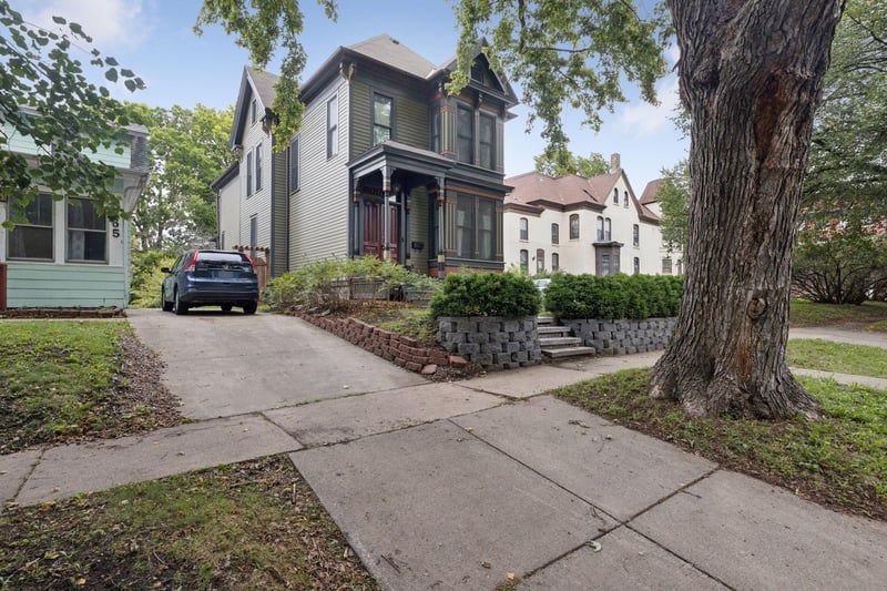 667 5th St E, Saint Paul, MN 55106