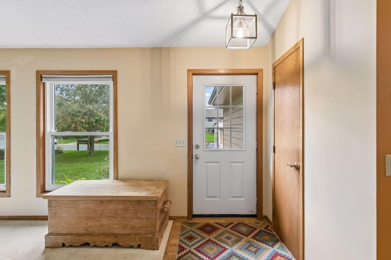 4482 Oak Pond Rd, Eagan, MN 55123