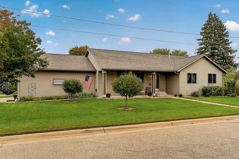 425 Park Ave, Zumbrota, MN 55992