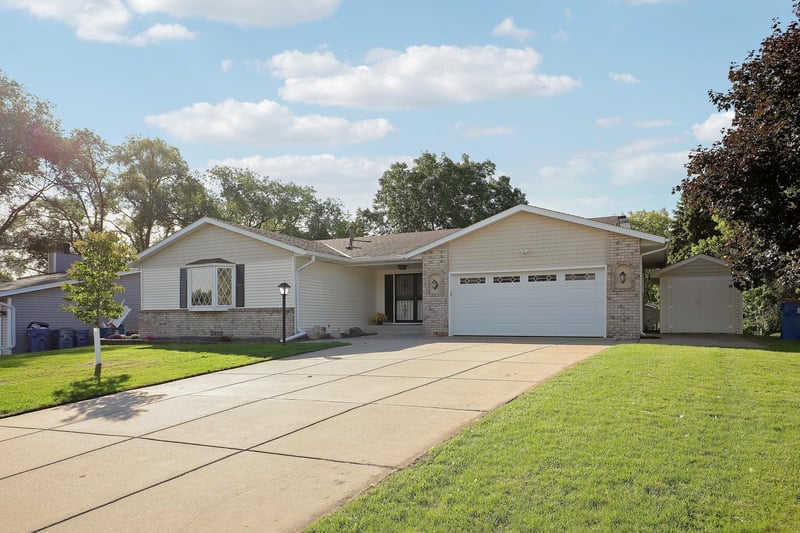 10632 Daisy Cir, Bloomington, MN 55438