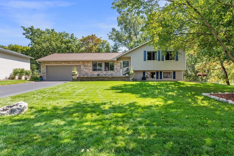 12041 Robin Rd, Maple Grove, MN 55369