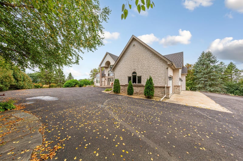 1135 3rd St NE, Faribault, MN 55021