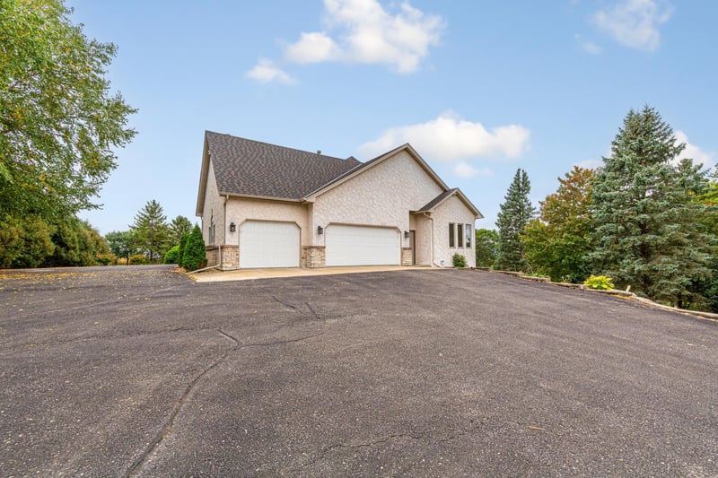 1135 3rd St NE, Faribault, MN 55021