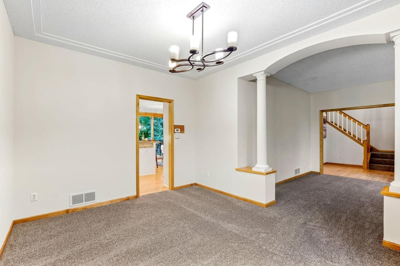 2413 Bridle Creek Trl, Chanhassen, MN 55317
