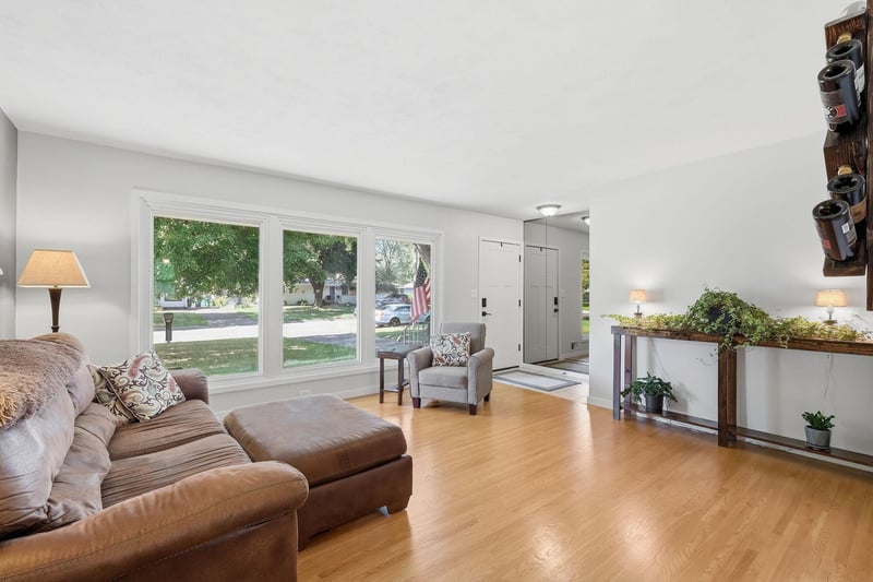 2692 Marion St, Roseville, MN 55113