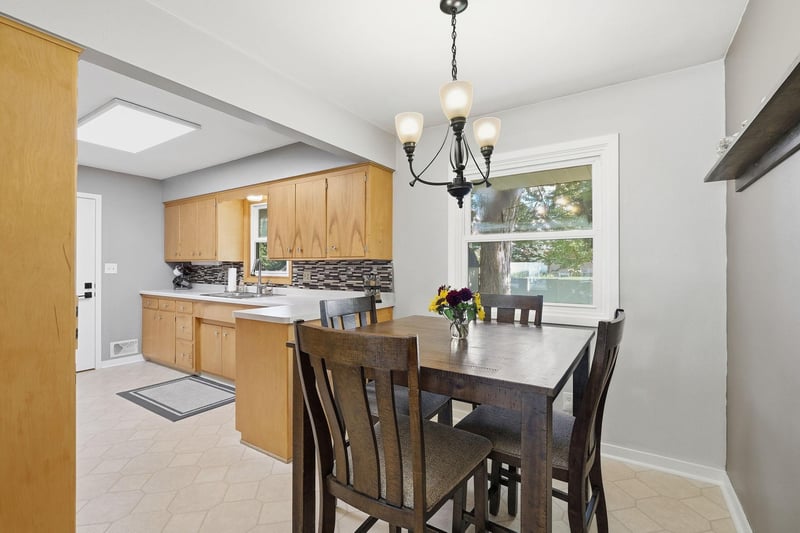 2692 Marion St, Roseville, MN 55113