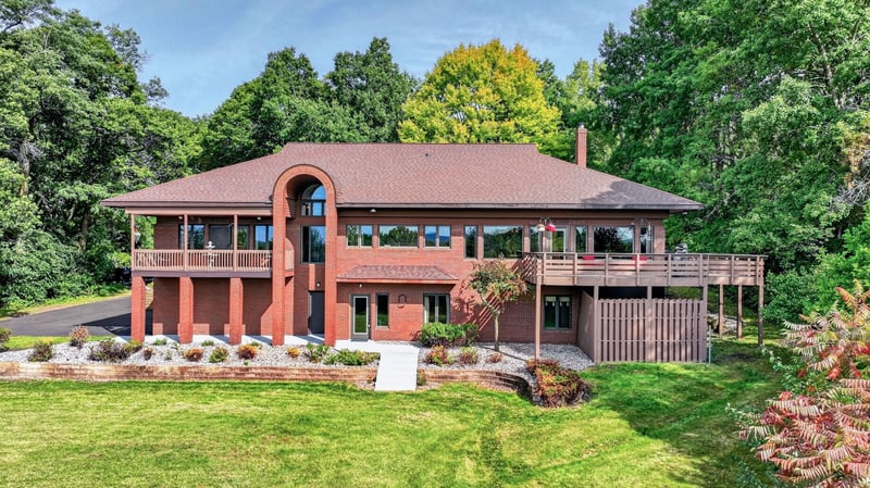 445 E Woodridge Dr, Eau Claire, WI 54701