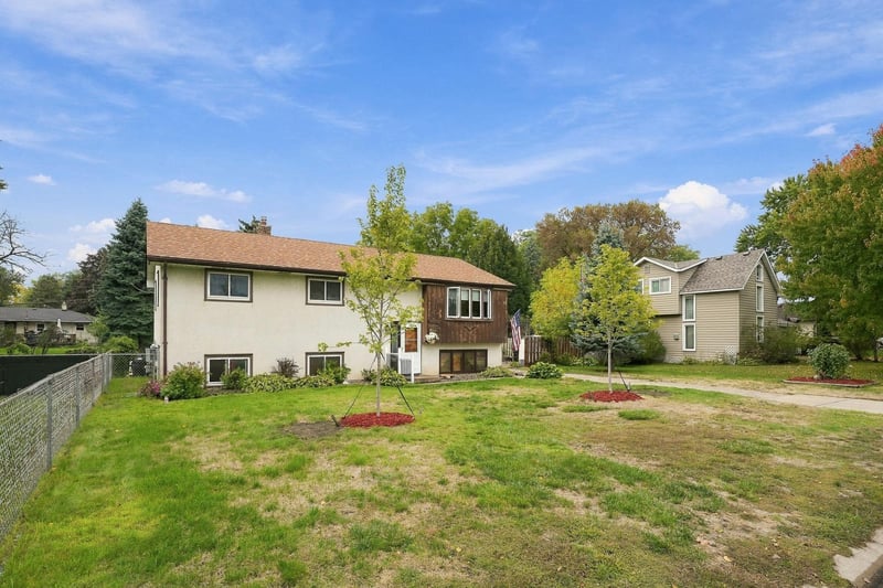 1885 Manton St, Maplewood, MN 55109
