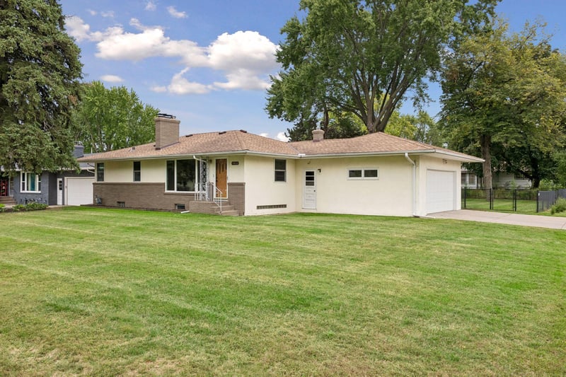 1416 Clarmar Ave W, Roseville, MN 55113