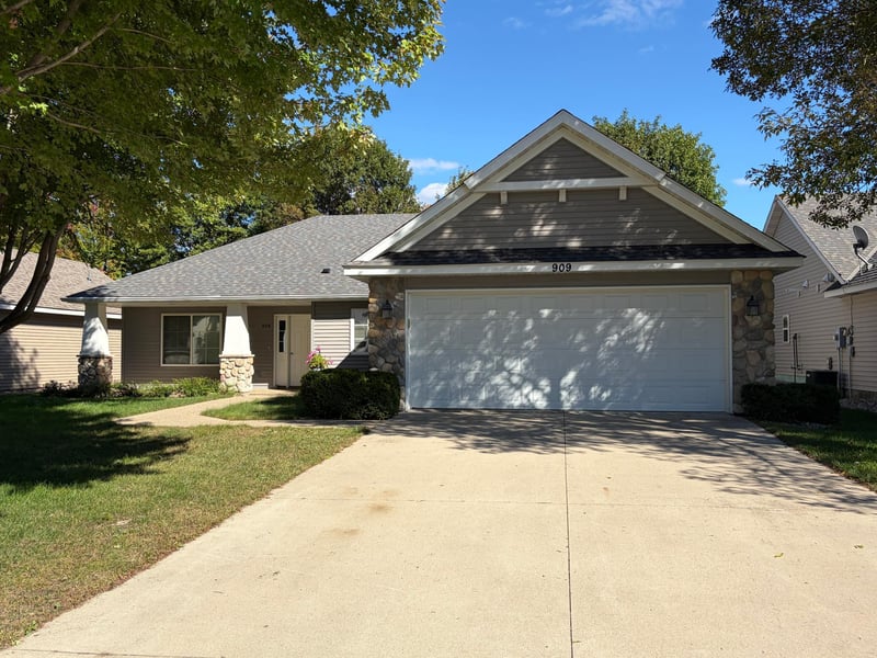 909 17th St SE, Willmar, MN 56201