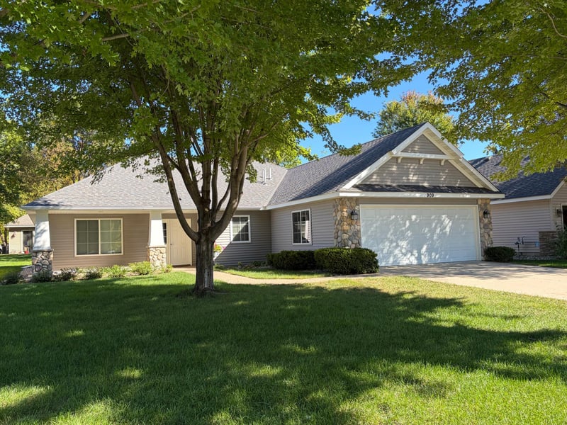 909 17th St SE, Willmar, MN 56201