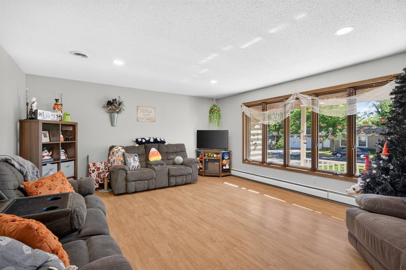 401 Shady Ln, Norwood Young America, MN 55397