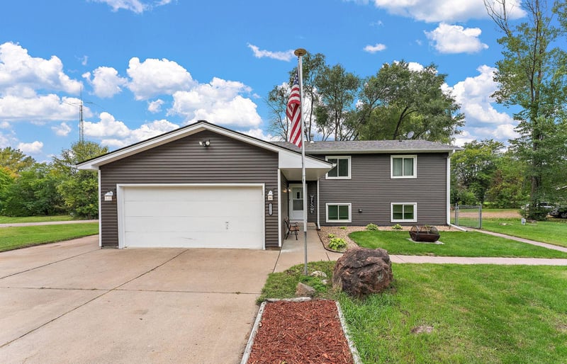 25300 Itasca Ave, Forest Lake, MN 55025