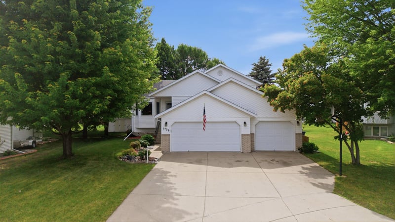1709 33 1/2 St S, Moorhead, MN 56560