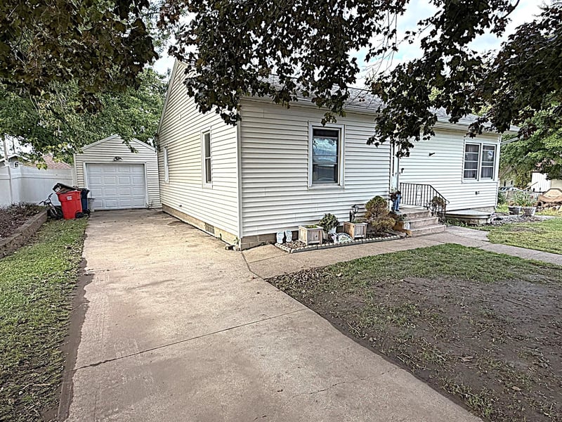 65 1st St SE, Elgin, MN 55932