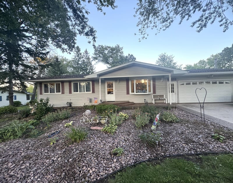 1655 Woodcrest Ave, Owatonna, MN 55060