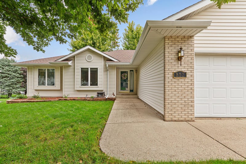 812 Lancer Dr NE, Owatonna, MN 55060