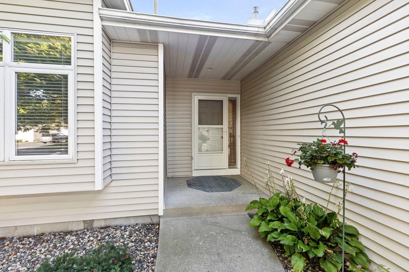 2830 Boulder Dr, Burnsville, MN 55337
