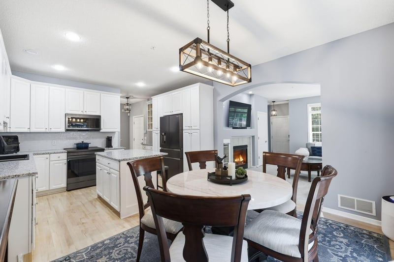 10100 Bridgehill Ter, Eden Prairie, MN 55347