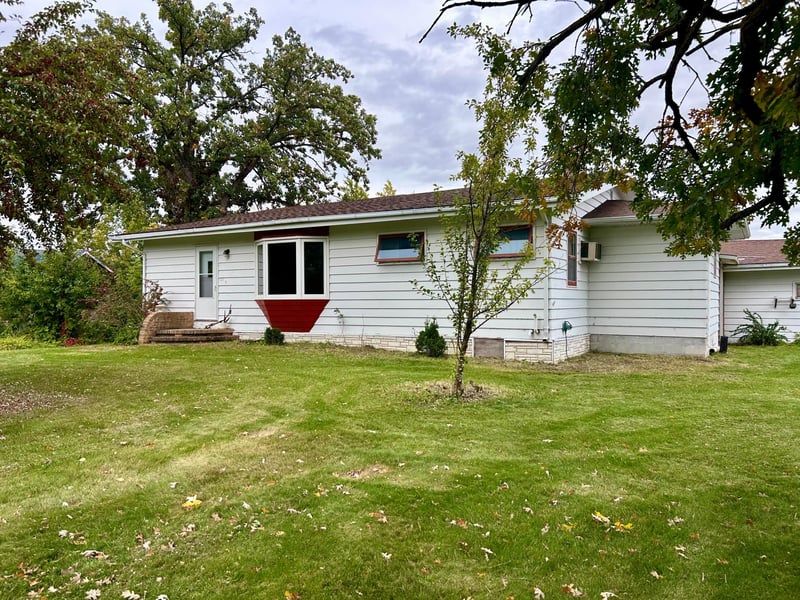 137 W 5th St, Newfolden, MN 56738