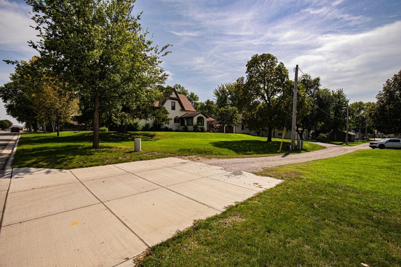 301 E Depue Ave, Olivia, MN 56277