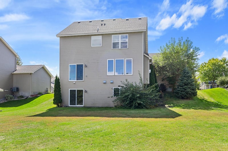 1096 Danube Ave, Shakopee, MN 55379