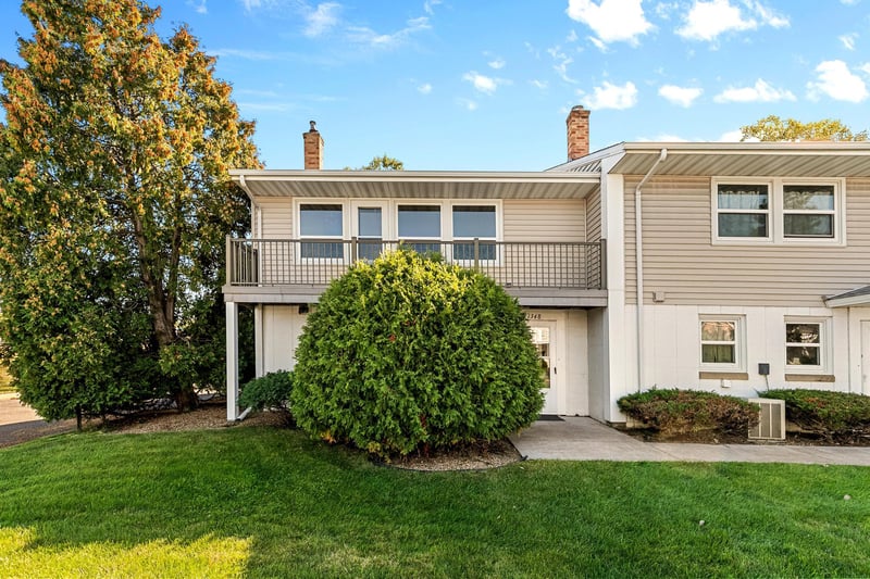 1348 Colonial Dr, Roseville, MN 55113