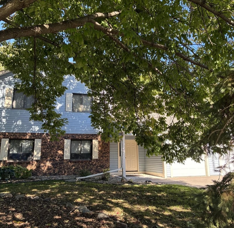 997 Heritage Ct E, Vadnais Heights, MN 55127
