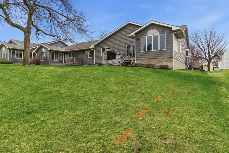 233 Gilbert Ave SW, Madelia, MN 56062
