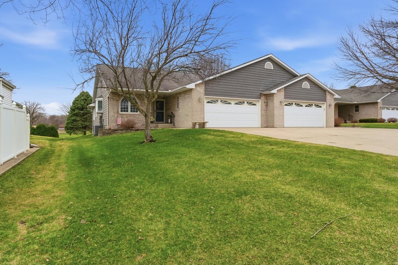 233 Gilbert Ave SW, Madelia, MN 56062