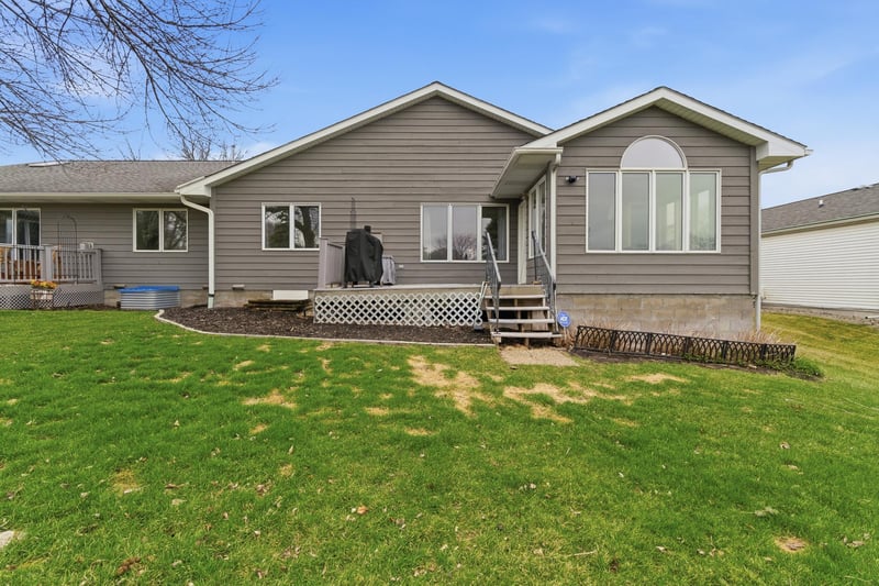 233 Gilbert Ave SW, Madelia, MN 56062