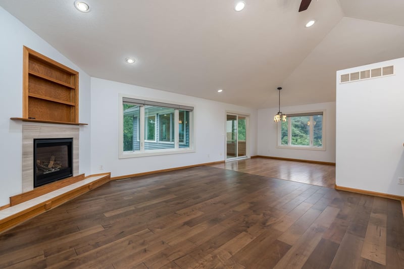 102 Loraine Dr, Lake Crystal, MN 56055