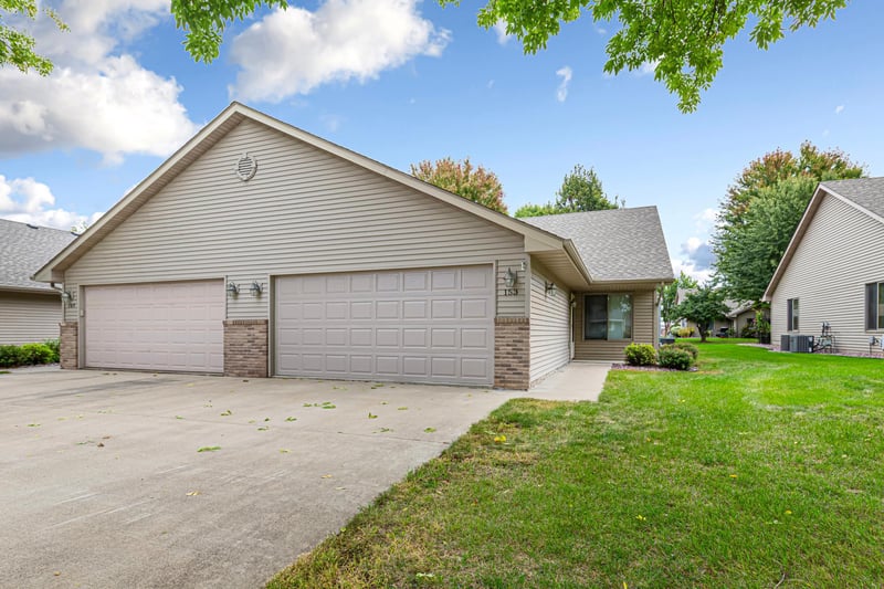 153 S Elm St, Belle Plaine, MN 56011