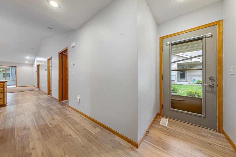 153 S Elm St, Belle Plaine, MN 56011