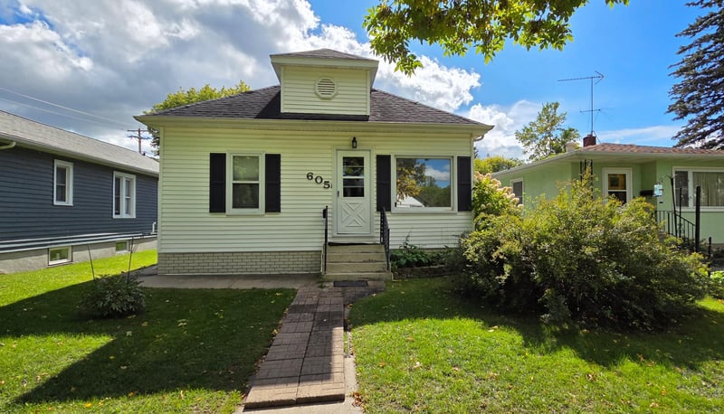605 7th St, International Falls, MN 56649