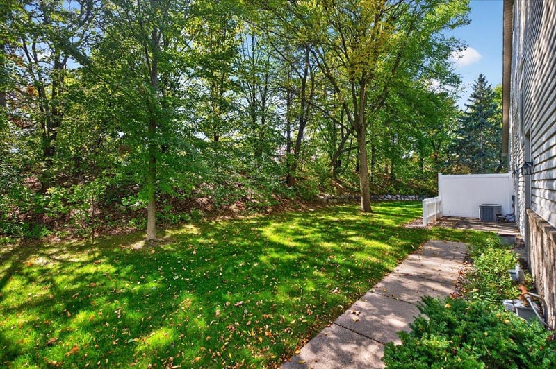 2583 Lockwood Dr, Eagan, MN 55120