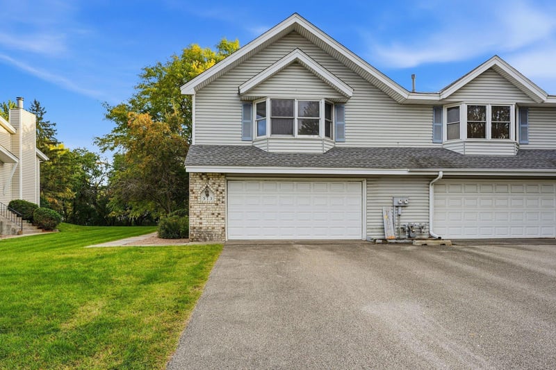 513 Upper Wood Way, Burnsville, MN 55337