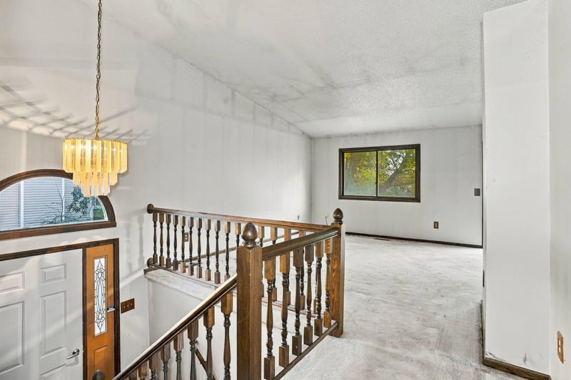 513 Upper Wood Way, Burnsville, MN 55337