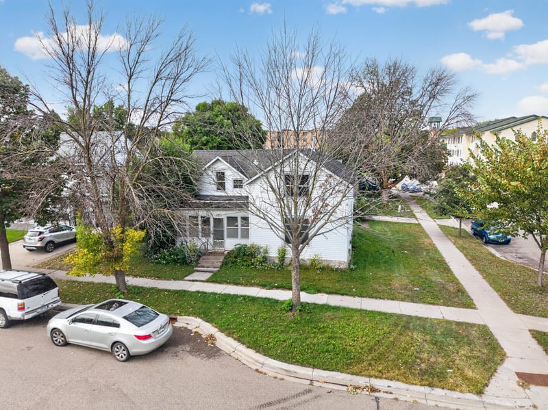 423 N Ash St, Chaska, MN 55318