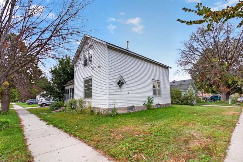 423 N Ash St, Chaska, MN 55318